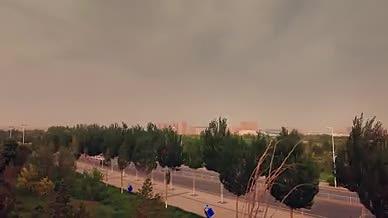 4k延时拍摄城市上空黄沙漫天电闪雷鸣素材视频的预览图
